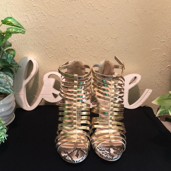 Gold strappy heels to bring out wow of the outfit - Picture 5 of 7